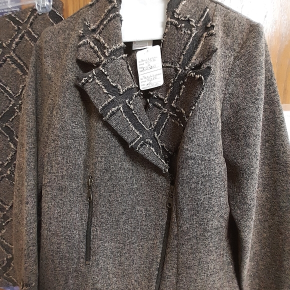 Suit - Picture 3 of 5